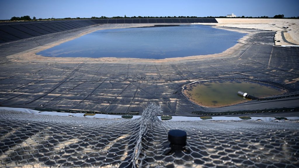 Le chantier de la bassine de Sainte-Soline menacé de suspension pour protéger une espèce menacée
La cour administrative d'appel de Bordeaux doit rendre son avis mercredi quant au recours des associations environnementales contre le projet de 16 bassines dans le Poitou. Le rapporteur public a proposé de suspendre quatre bassines, dont celle de Sainte-Soline, en raison de l'impact sur l'outarde canepetière.