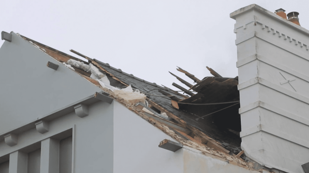 Intempéries : les dégâts de la tempête Darragh en Bretagne
La tempête Darragh n'est plus une menace dans le nord de la France, dimanche 8 décembre. La circulation ferroviaire reste toutefois suspendue en Normandie jusqu'à lundi matin, et des foyers sont toujours privés d'électricité. Reportage en Ille-et-Vilaine.
