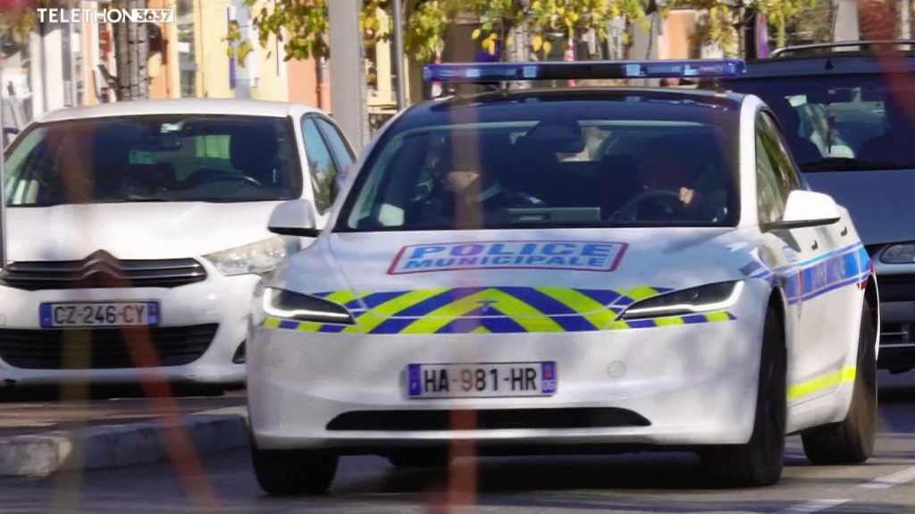 Alpes-Maritimes : les policiers municipaux de Mandelieu roulent en Tesla
La police municipale de Mandelieu (Alpes-Maritimes) est désormais équipée de quatre véhicules Tesla. La Ville regrette qu'aucun constructeur français n'ait répondu à l'appel d'offres.