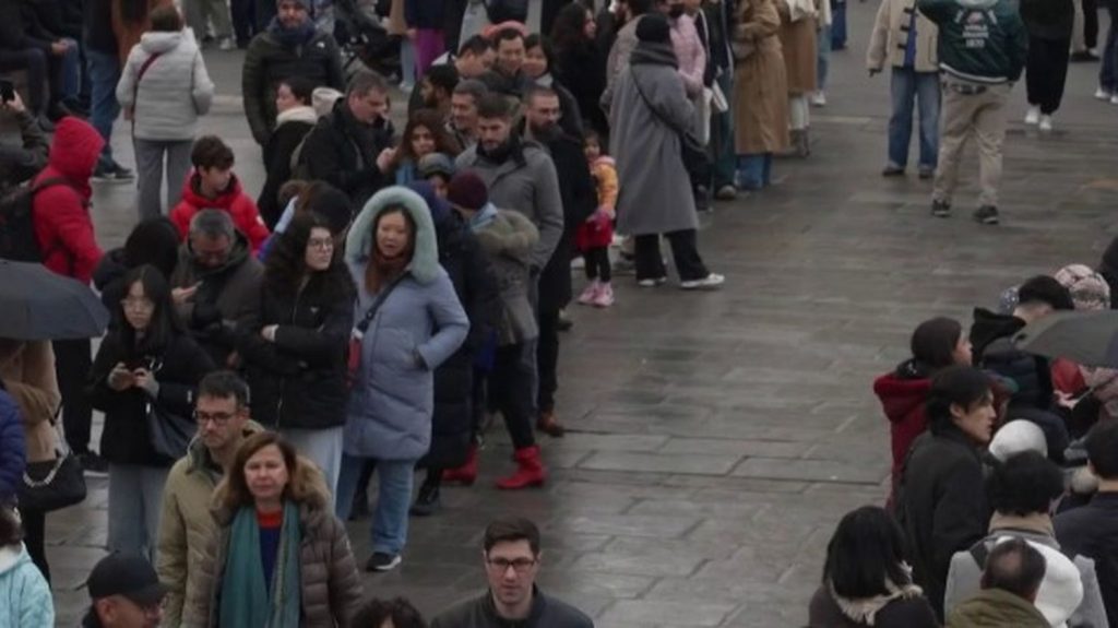 Paris : les touristes choisissent la capitale pour passer l'hiver
Les touristes sont nombreux dans les rues de la capitale cet hiver. Grâce au rebond des Jeux olympiques et à la réouverture de Notre-Dame, les hôtels prévoient 80 % de disponibilité pour le Nouvel An.
