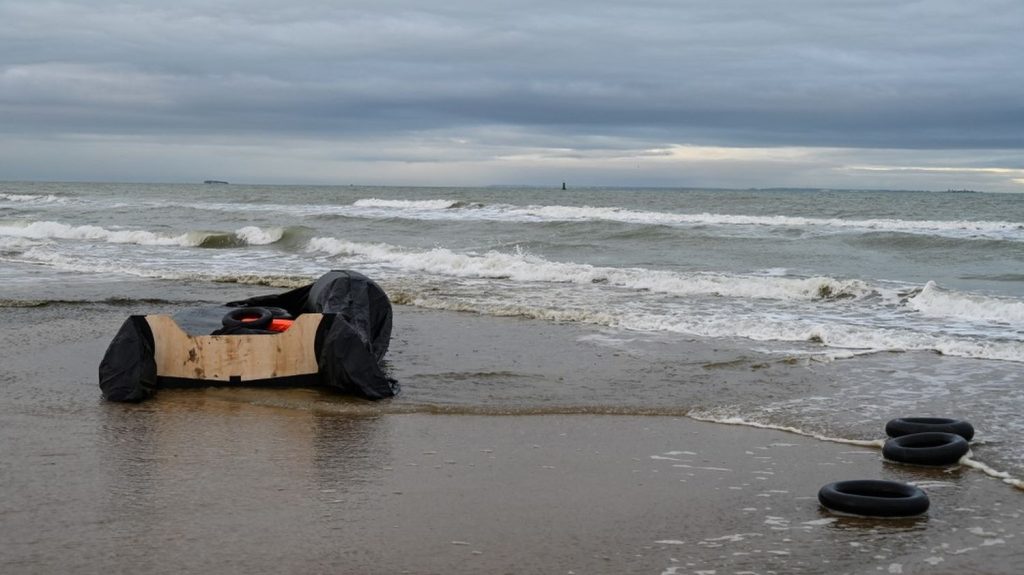 Pas-de-Calais : au moins deux morts dans une tentative de traversée de la Manche
Au moins deux personnes sont mortes à Sangatte, dans les Hauts-de-France, dimanche matin, en tentant la traversée de la Manche.