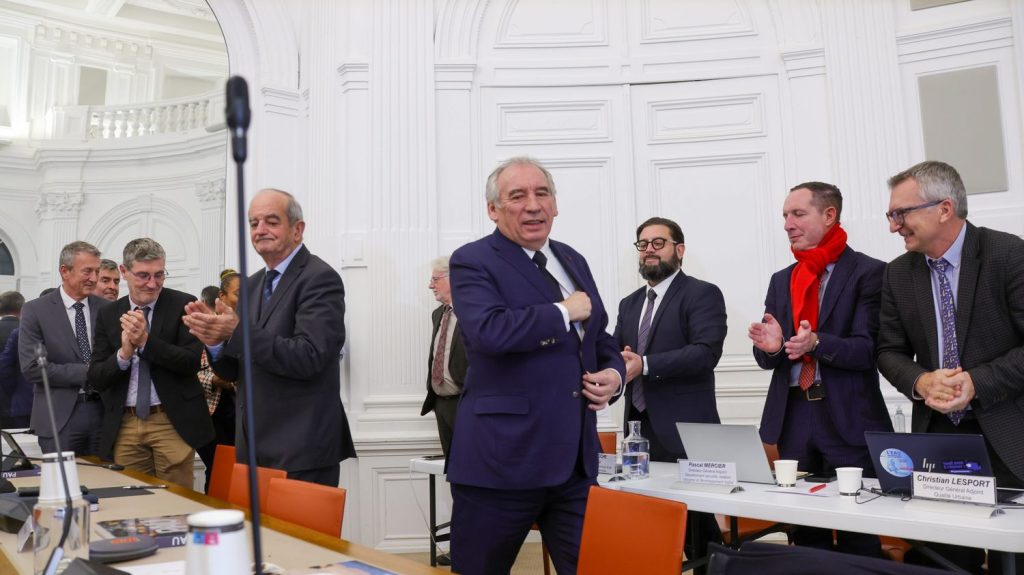 Coût financier, environnemental et politique... Le trajet en Falcon de François Bayrou à Pau soulève plusieurs interrogations
L'aller-retour dans sa cité paloise pour participer à son conseil municipal, en pleine crise à Mayotte, continue de faire polémique. "On n'a pas le droit de séparer la province du cercle de pouvoir à Paris", s'est défendu le nouveau Premier ministre devant les députés mardi.