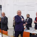 Coût financier, environnemental et politique... Le trajet en Falcon de François Bayrou à Pau soulève plusieurs interrogations
L'aller-retour dans sa cité paloise pour participer à son conseil municipal, en pleine crise à Mayotte, continue de faire polémique. "On n'a pas le droit de séparer la province du cercle de pouvoir à Paris", s'est défendu le nouveau Premier ministre devant les députés mardi.