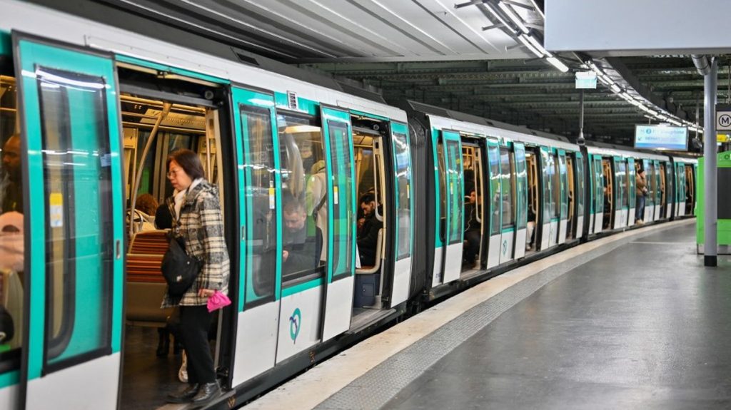Grâce au ticket de métro à 4 euros, les transports en commun d'Ile-de-France ont compensé les surcoûts liés aux Jeux olympiques
Les tarifs spécifiques aux Jeux olympiques ont généré près de 270 millions d'euros de recettes supplémentaires pour Ile-de-France Mobilités. Le coût des contrats passés pour la période avoisine les 265 millions d'euros.