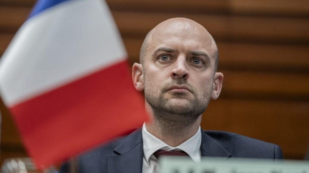 Le chef de la diplomatie française remet des trésors archéologiques éthiopiens à Addis Abeba
Actuellement entreposés à l'ambassade de France dans la capitale éthiopienne, ils doivent être remis dans leur totalité mardi prochain à la direction du patrimoine éthiopien.