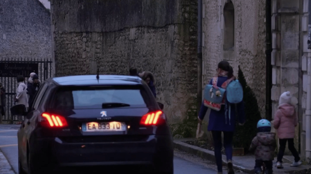 Urbanisme : dans une rue de Poitiers, les trottoirs de la discorde
Dans une rue de Poitiers (Vienne), face aux excès de vitesse des automobilistes, les riverains ont demandé à la mairie de créer des carrés végétalisés sur le trottoir afin de pousser les piétons à marcher sur la chaussée et donc d'obliger les conducteurs à lever le pied. Les piétons ne sont pas d'accord.