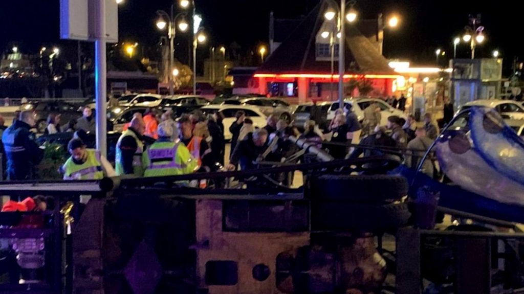 Trouville-sur-Mer : un char de Noël s'écroule sur des passants
Ce samedi 30 novembre, un des chars de la parade de Noël de Trouville-sur-Mer (Calvados) s’est effondré sur des spectateurs venus assister aux répétitions. Une dizaine de blessés est à déplorer.