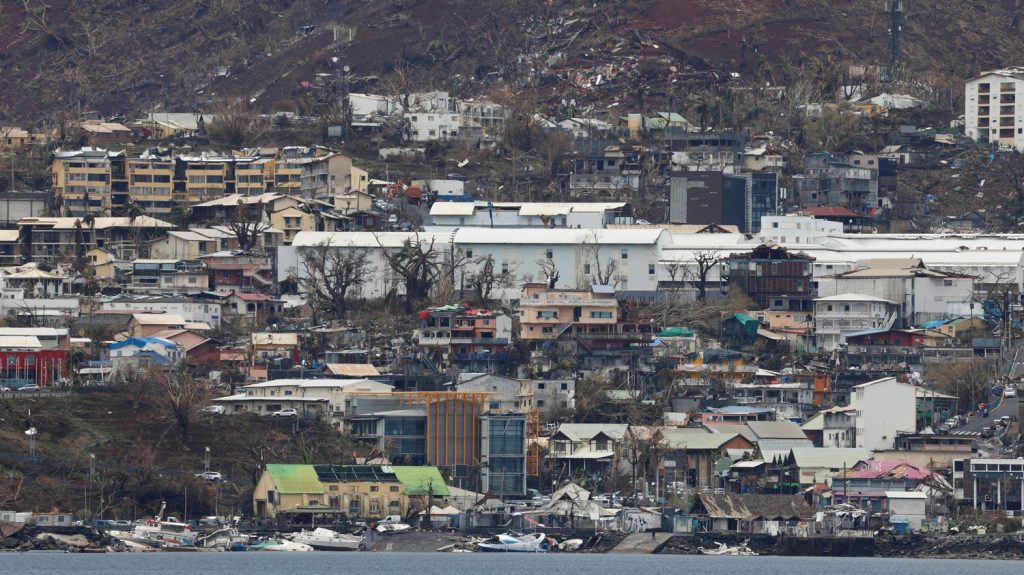 Cyclone à Mayotte : rétablir l'électricité va prendre "bien plus que quelques jours", annonce EDF
"À très court terme, les choses sont encore assez complexes sur place", détaille le directeur d'EDF Systèmes énergétiques insulaires.