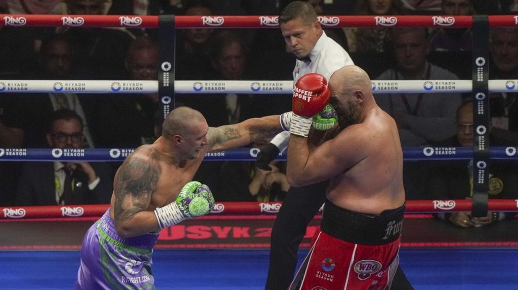 Boxe : l'Ukrainien Oleksandr Usyk reste champion du monde des poids lourds en battant encore Tyson Fury aux points
Sept mois après sa première victoire contre Tyson Fury, qui lui avait permis d’unifier toutes les ceintures de la catégorie poids lourds, l’Ukrainien s’est encore imposé face au Britannique samedi.