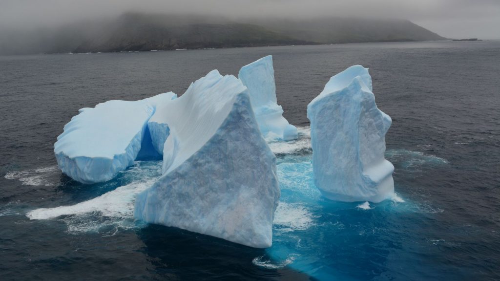 Voile : satellites, zone d'exclusion antarctique... Comment le Vendée Globe détecte les icebergs afin de protéger les skippeurs
L'organisation de la course, en partenariat avec différentes organisations, essaie d'anticiper au maximum les mouvements des blocs de glace qui pourraient percuter les bateaux.