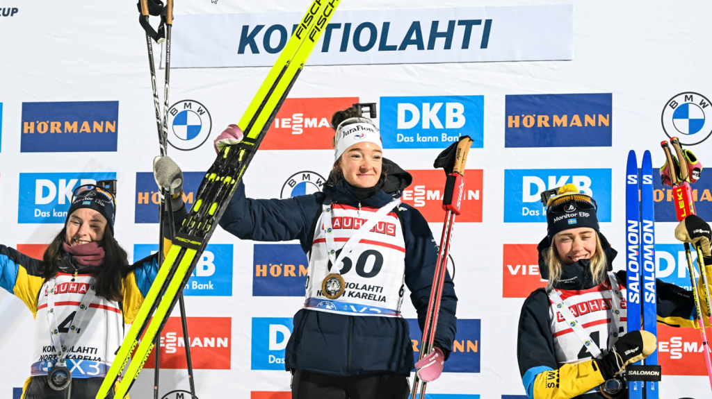 Biathlon : Lou Jeanmonnot remporte l'individuel court de Kontiolahti et envoie un message fort à ses adversaires
La Française a remporté, mercredi, la première course individuelle de la saison, confirmant ses ambitions au classement général après sa deuxième place lors de l'exercice précédent.