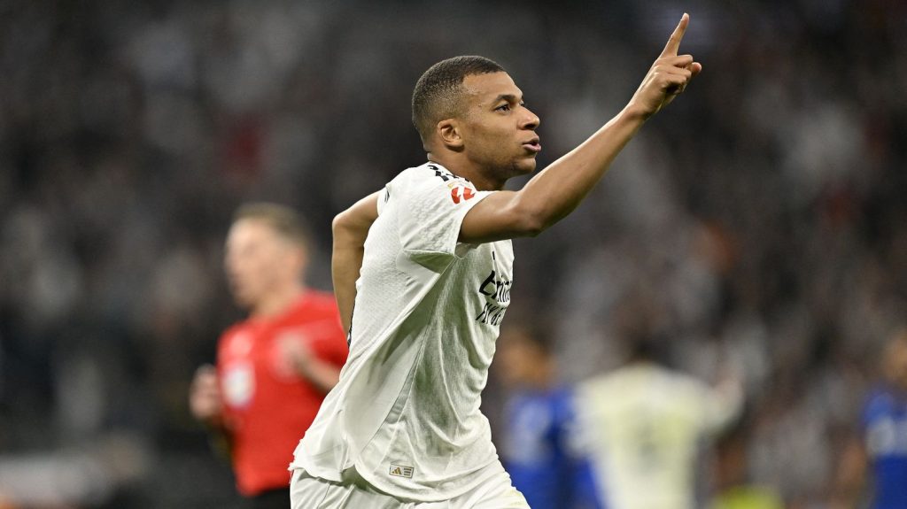 Liga : Auteur d'un joli but face à Getafe, Kylian Mbappé retrouve le sourire et permet au Real Madrid de se rapprocher du Barça
Les Merengues profitent de leur victoire, dimanche contre Getafe, pour revenir à un point de Barcelone, défait la veille à Las Palmas.