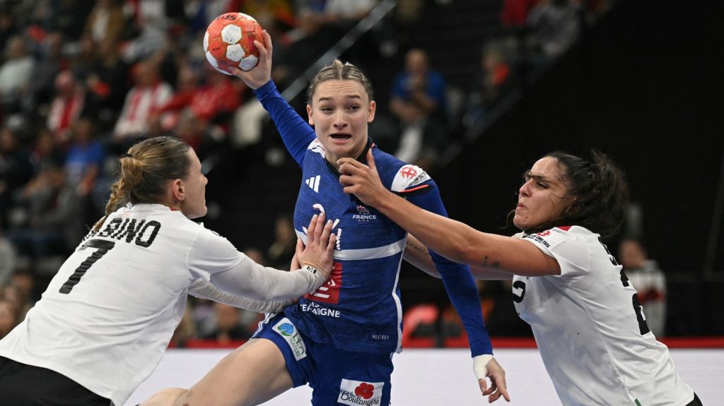 Euro de handball : les Bleues ne laissent aucune chance au Portugal et font le plein avant le tour principal
L'équipe de France de handball a bouclé, lundi, son tour préliminaire de l'Euro par une troisième victoire en trois matchs.