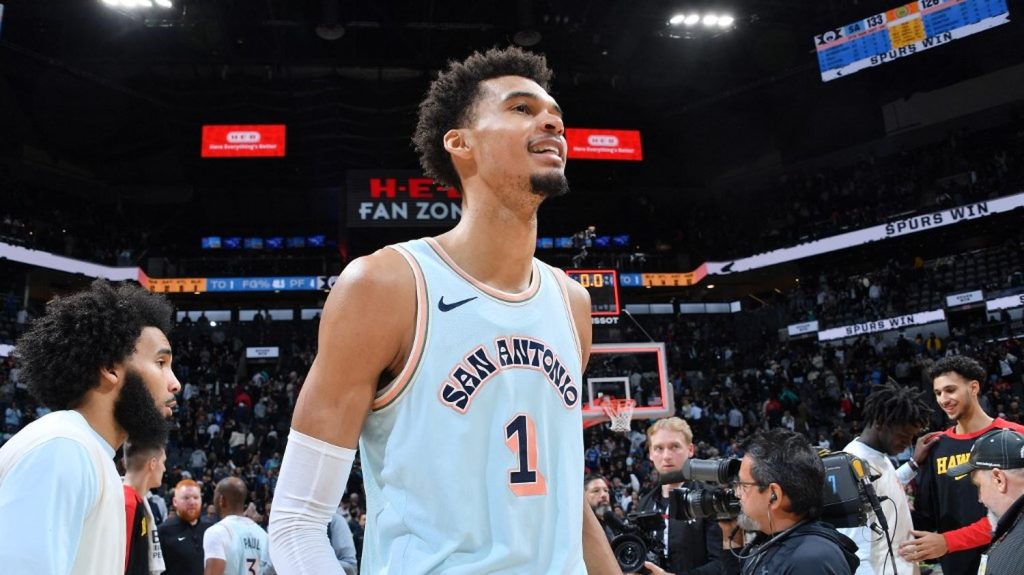 NBA : un "Christmas Day" de prestige à New York pour Victor Wembanyama, toujours plus impressionnant avec les Spurs
Le Français, qui multiplie les performances majuscules, se déplace sur le parquet des mythiques New York Knicks avec ses coéquipiers des San Antonio Spurs.