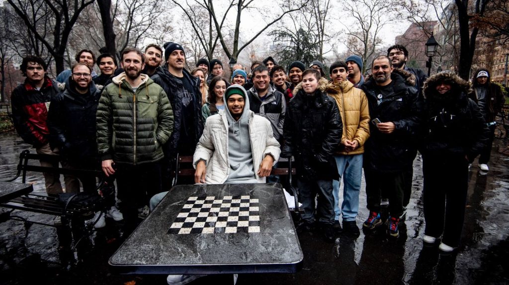 Basket : quand Victor Wembanyama invite les New-Yorkais à jouer aux échecs avec lui
La star tricolore de la NBA a profité d'une halte à New-York pour affronter des inconnus au Washington Square Park, samedi.