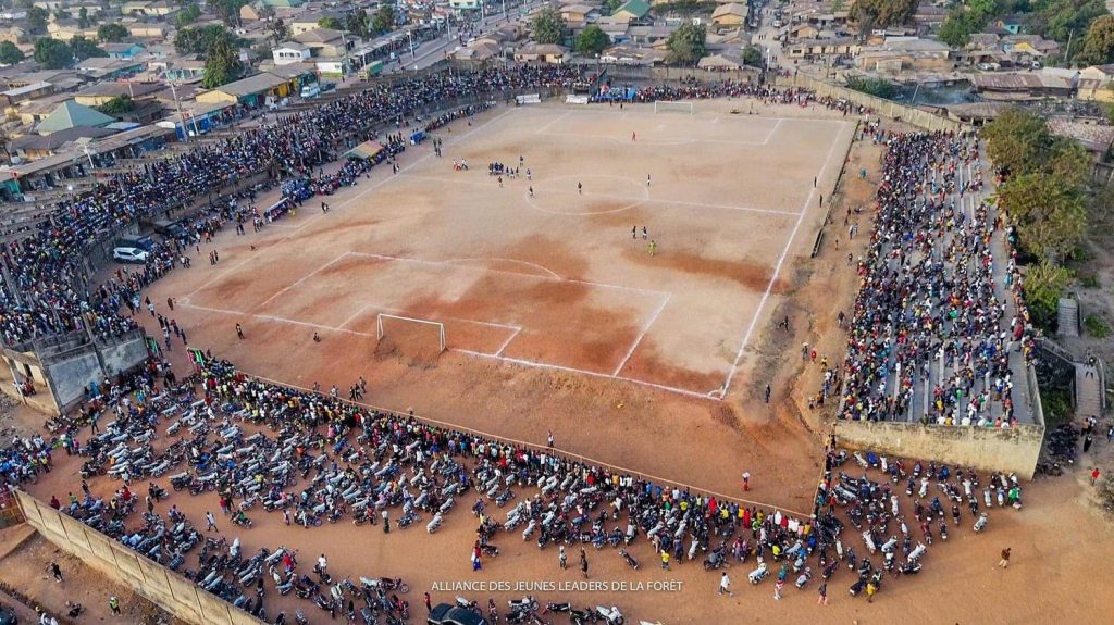 Guinée : "au moins 56 morts" après des heurts lors d'un match de football
Les affrontements ont eu lieu après une décision arbitrale contestée, dimanche, provoquant l'envahissement du terrain par des supporters.