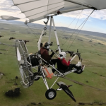 Auvergne : dans le Cantal, Christian Moullec propose des vols en ULM au milieu des oiseaux
En Auvergne, Christian Moullec parcourt le ciel du Cantal à bord de son ULM. Au cours de ses trajets, des oiseaux le suivent au plus près. Passionné par ces animaux, il propose à des passagers d'embarquer à bord de son appareil pour un voyage extraordinaire.