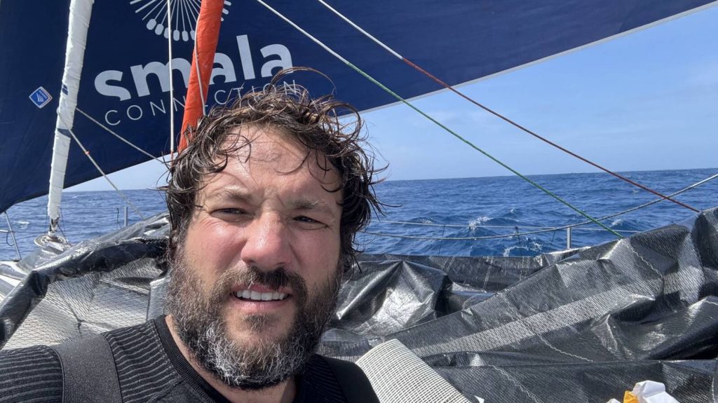:
Interview
"J'ai des petits cadeaux qui sont prévus" : en plein Vendée Globe, le skipper Antoine Cornic va fêter son anniversaire seul sur son bateau
Les concurrents du Vendée Globe ont passé les fêtes en solitaire à bord de leur bateau. Certains célèbrent même leur anniversaire pendant la course, comme Antoine Cornic, qui aura bientôt 45 ans.
