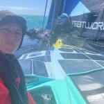 :
Interview
"J'espère juste que le bateau tienne encore jusqu'aux Sables-d'Olonne" : vers un record de vitesse pour Justine Mettraux sur le Vendée Globe
La bataille fait rage en mer pour les places d'honneur du Vendée Globe. Une dizaine de bateaux pourraient franchir la ligne d'arrivée dans les prochains jours, dont le monocoque bleu et gris de Justine Mettraux. La Suissesse pourrait devenir la navigatrice la plus rapide de l'histoire de la course.