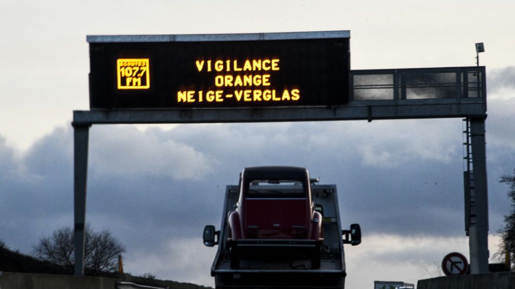 Neige-Verglas : un accident mortel et une quarantaine d'accidents matériels en Côte-d'Or
Alors que 22 départements sont toujours placés en vigilance orange "neige verglas" samedi soir, la situation est particulièrement difficile en Côte-d'Or où un homme de 20 ans a perdu la vie sur la route en raison des conditions météorologiques.