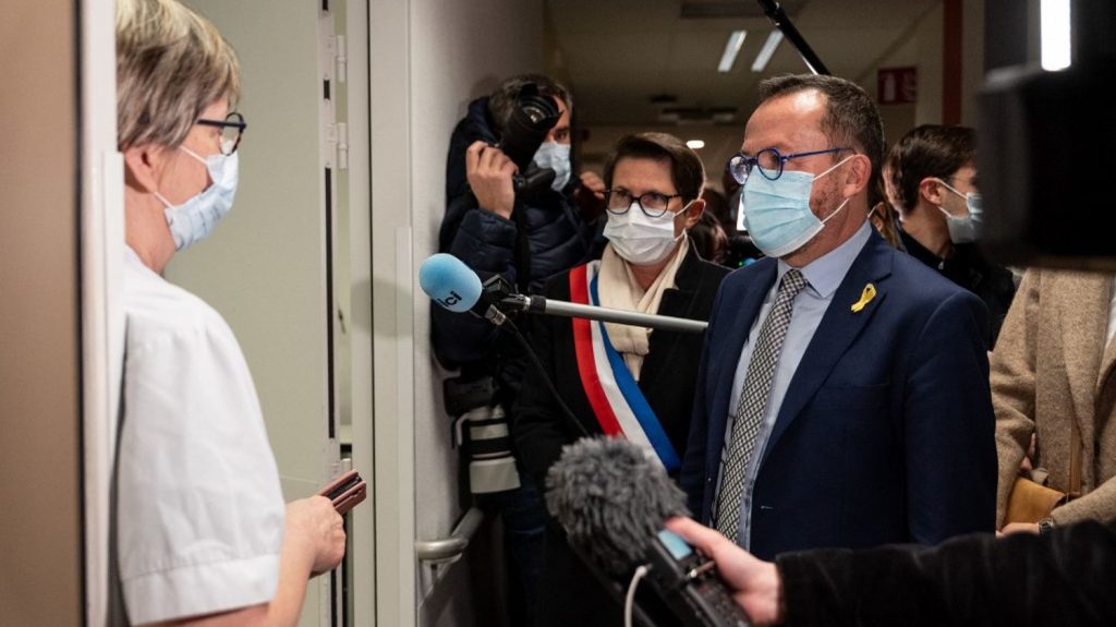 Agression aux urgences d'Annemasse : report du procès des suspects, les urgences finalement fermées jusqu'à nouvel ordre
Les deux frères interpellés seront finalement jugés le 17 février. Les soignants quant à eux ne sont "pas en mesure" de reprendre le travail, a annoncé la direction.