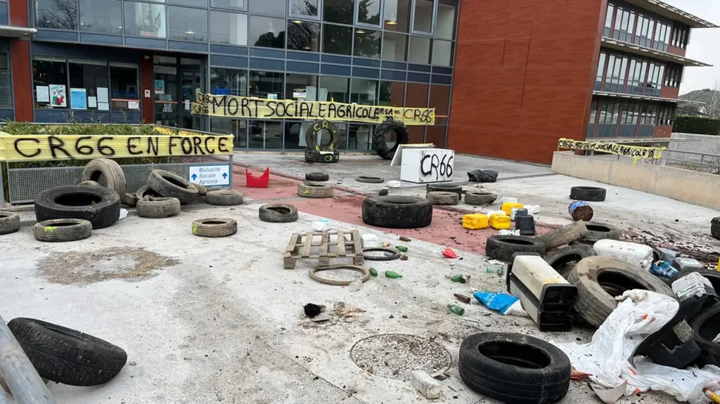 Crise agricole : une vingtaine de militants de la Coordination Rurale occupent le siège de la Mutualité Sociale Agricole à Perpignan
Les agriculteurs exigent des mesures immédiates pour "sauver" l'agriculture française.