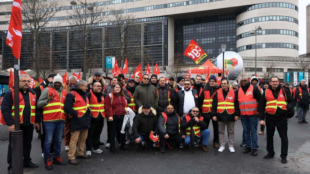 Des centaines de salariés alertent le gouvernement sur la "casse" de l'emploi industriel
A l'appel de la CGT, des salariés du chimiste Arkema et de son fournisseur Vencorex, des employés d'Auchan ou encore de Michelin se sont rassemblés mardi devant le ministère de l'Economie.