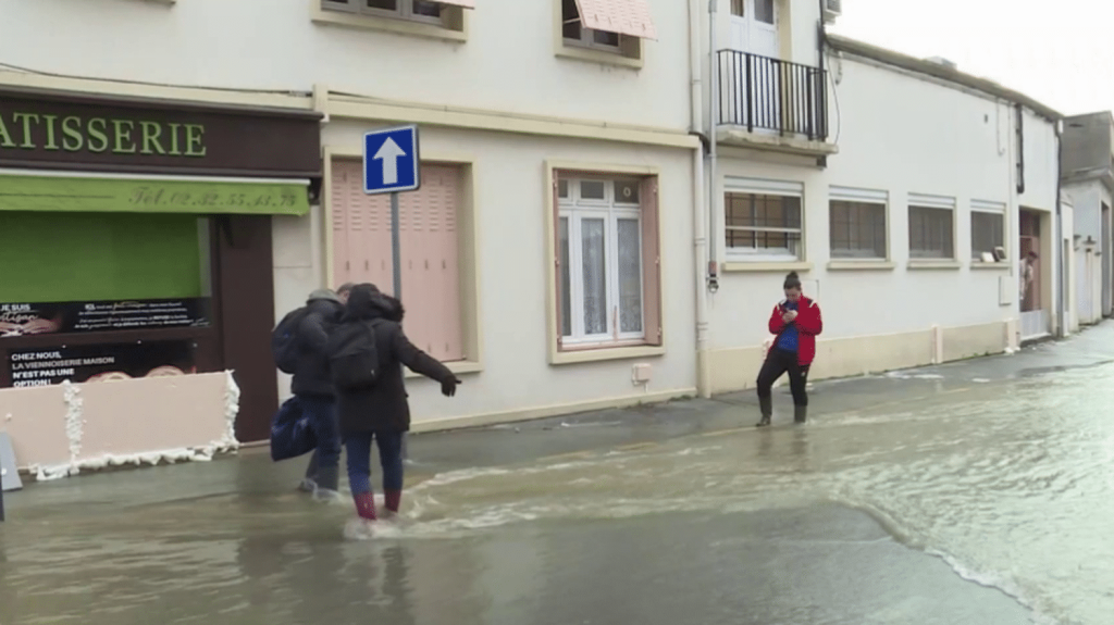 Inondations : en Bretagne et en Normandie, les crues inquiètent les commerçants
En France, sept départements ont été placés en alerte vendredi 10 janvier, principalement en Normandie, où de nombreuses routes sont submergées.