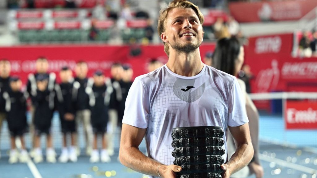 Tennis : Alexandre Müller remporte son premier titre ATP en carrière à Hong Kong
Le 67e joueur mondial s'est imposé face au Japonais Kei Nishikori (106e), dimanche, en trois sets.