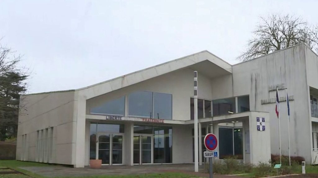 Val-d'Oise : une commune proteste contre l'arrivée de 100 mineurs isolés
Dans le Val-d'Oise, la commune de Baillet-en-France doit accueillir 100 mineurs isolés à la fin du mois de janvier. La mairie affirme ne pas avoir été consultée par le département qui a pris cette décision.