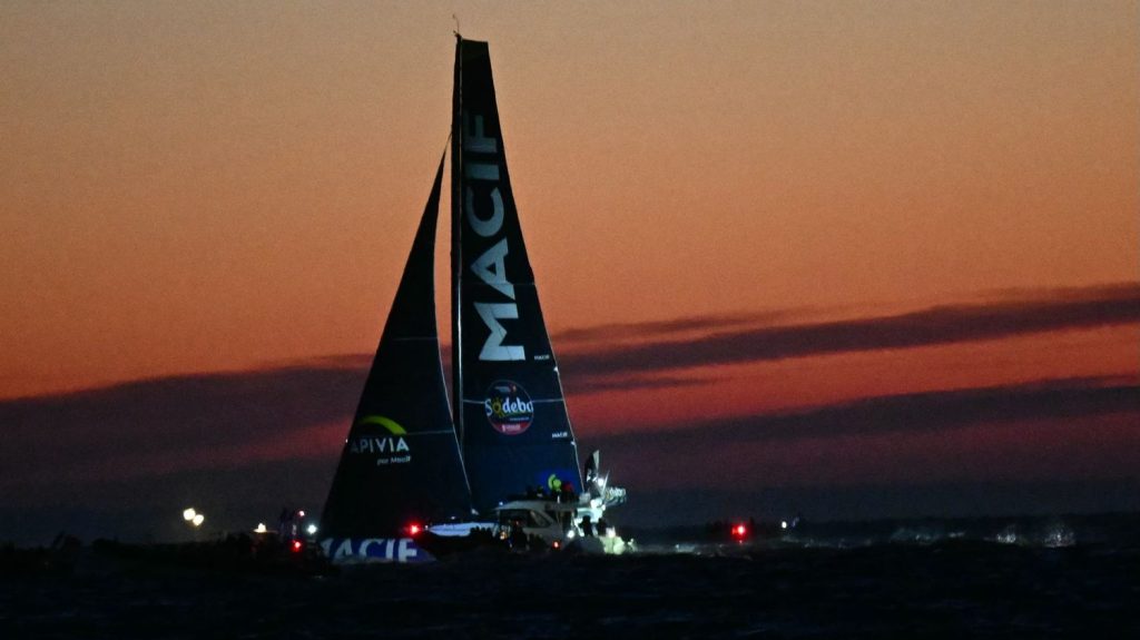 •
Direct
Vendée Globe : Charlie Dalin attendu aux Sables d'Olonne... Suivez l'arrivée du premier au classement de la course
Le skippeur de 40 ans est attendu, mardi, dans la matinée aux Sables d'Olonne, 65 jours après le départ de l'épreuve.