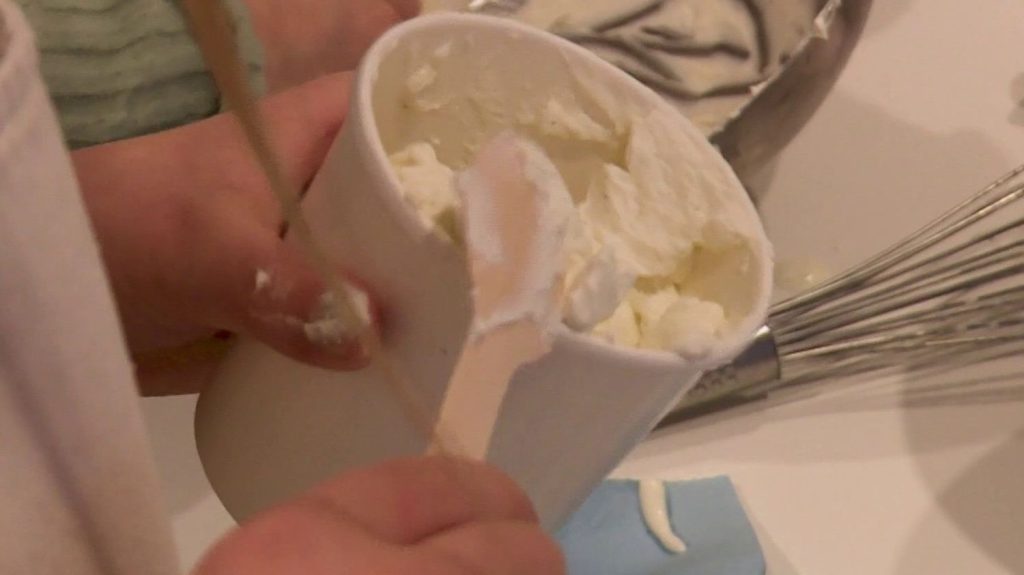 Oise : à Chantilly, l’apprentissage de la crème est tout un art
Grâce à des ateliers organisés à Chantilly (Oise), les enfants mettent la main à la pâte et découvrent l’histoire de la fameuse crème, qui aurait été inventée par François Vatel pour impressionner Louis XIV.