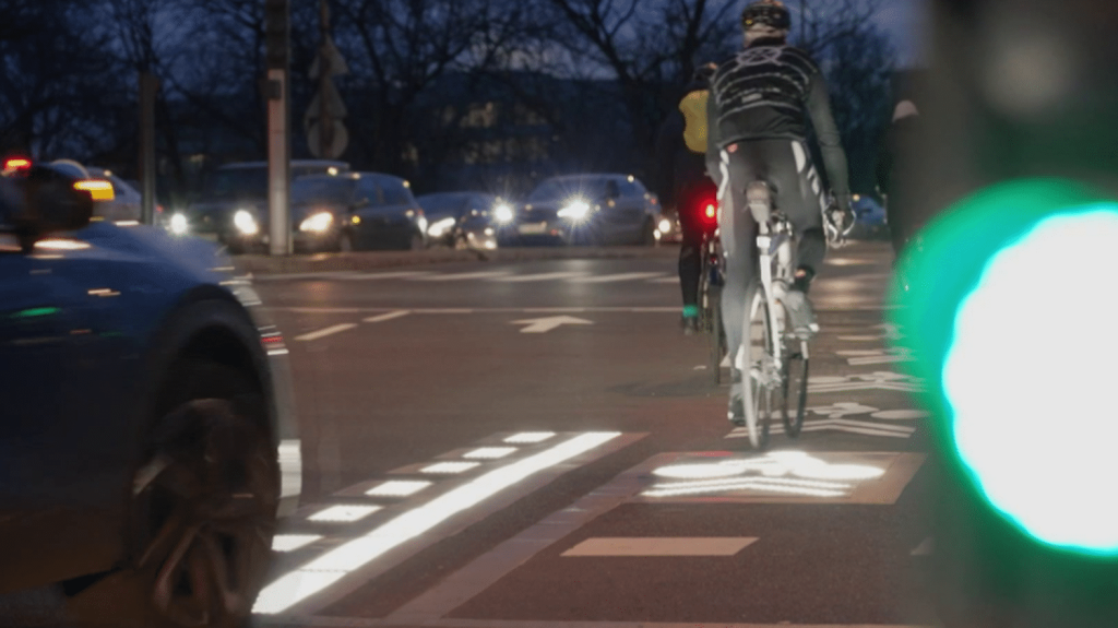 Transports : pour protéger les cyclistes, Issy-les-Moulineaux teste des bandes cyclables lumineuses
Pour renforcer la sécurité sur les routes, des communes mettent en place un nouveau système de bandes lumineuses. Issy-les-Moulineaux, à côté de Paris, est en train de les tester. Est-ce efficace ?
