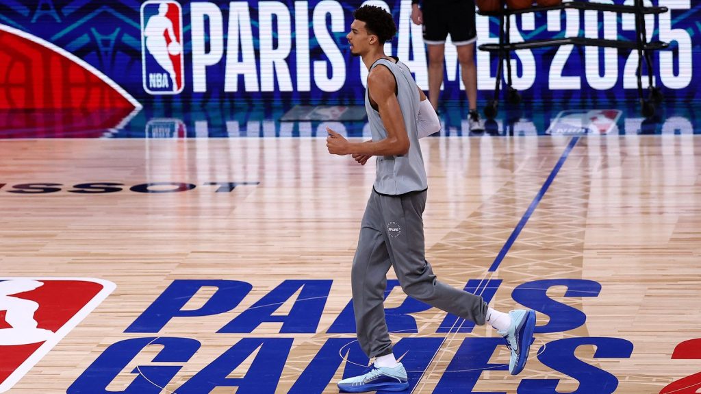 Basket-ball : la France, terrain de jeu d'une future NBA à l'européenne ?
Alors que la NBA s'invite à Paris pour deux matchs des Spurs de Victor Wembanyama, tout ne se joue pas sur le terrain : en coulisses, la puissante ligue américaine de basket s'active pour s'implanter en Europe, et en particulier en France.