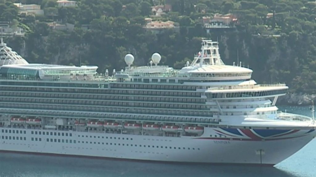 Pollution : les plus gros bateaux de croisière bientôt bannis du port de Nice
Le maire de Nice, Christian Estrosi, souhaite interdire les bateaux de croisière de plus de 190 mètres d'approcher des ports de la métropole maralpine. La mesure entrerait en vigueur le 1er juillet prochain.