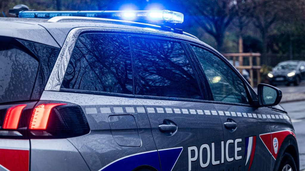 Deux policiers blessés à Valence, percutés par une voiture volée, deux mineurs interpellés
Les deux jeunes hommes venaient de commettre un braquage à domicile et avaient dérobé la voiture Tesla de leur victime.
