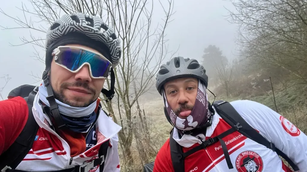 Ligue des champions : deux supporters de Brest font 600 km à vélo pour assister au match de leur équipe en Allemagne
Les deux passionnés de football s'étaient lancé ce défi il y a plusieurs mois, si le Stade Brestois arrivait en coupe d'Europe.