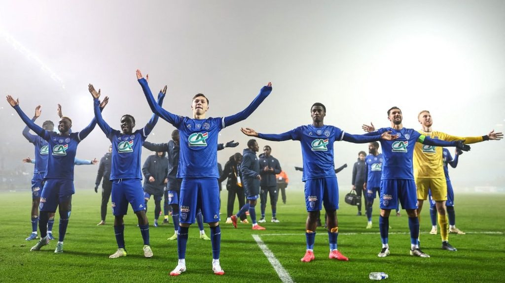 Coupe de France : Lyon tombe, Rennes trébuche et Paris passe de justesse
Dans le duel des équipes de Ligue 1, c'est Brest qui a prévalu sur Nantes (2-1).