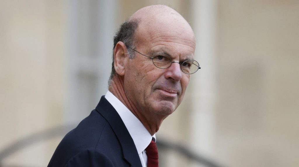 Budget 2025 : le ministre de l'Économie, Eric Lombard, poursuit son opération déminage auprès des socialistes
Le gouvernement veut convaincre le PS de ne pas voter une nouvelle motion de censure, alors que le Sénat a adopté le budget jeudi après-midi.