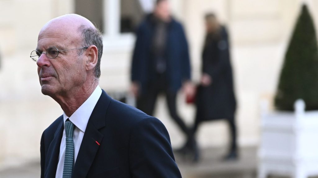 Taxes sur les billets d'avion, sur les rachats d'actions, contribution exceptionnelle des grandes entreprises... Le nouveau ministre de l'Économie à l'épreuve du budget
Pour élaborer un nouveau budget 2025 et tenter d'éviter la censure, le ministre de l’Économie Éric Lombard va consulter les différents groupes politiques toute la semaine. Lundi matin, il reçoit le MoDem et les socialistes.