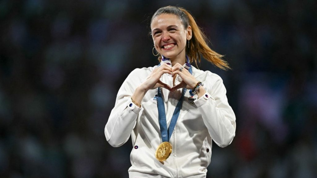 Baisse du budget des Sports : "Des fédérations n'arrivent pas à accueillir des enfants parce que les clubs sont trop remplis", dénonce la sabreuse Manon Apithy-Brunet
Le projet de budget du gouvernement Bayrou prévoit un coup de rabot de 100 millions d'euros pour le ministère des Sports. Pour exprimer leur déception, 425 sportifs français signent une tribune dans "L'Équipe".