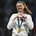 Baisse du budget des Sports : "Des fédérations n'arrivent pas à accueillir des enfants parce que les clubs sont trop remplis", dénonce la sabreuse Manon Apithy-Brunet
Le projet de budget du gouvernement Bayrou prévoit un coup de rabot de 100 millions d'euros pour le ministère des Sports. Pour exprimer leur déception, 425 sportifs français signent une tribune dans "L'Équipe".