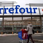 Magasins Carrefour franchisés ou en location-gérance : la CFDT poursuit le groupe et dénonce un "moins-disant social"
Au cours des dernières années, 344 magasins ont été mis en location-gérance ou confiés à des franchisés, avec selon la CFDT des conséquences sociales non négligeables pour les 27 000 salariés concernés. Carrefour conteste et affirme que cette solution lui permet d'éviter la fermeture de ses magasins.