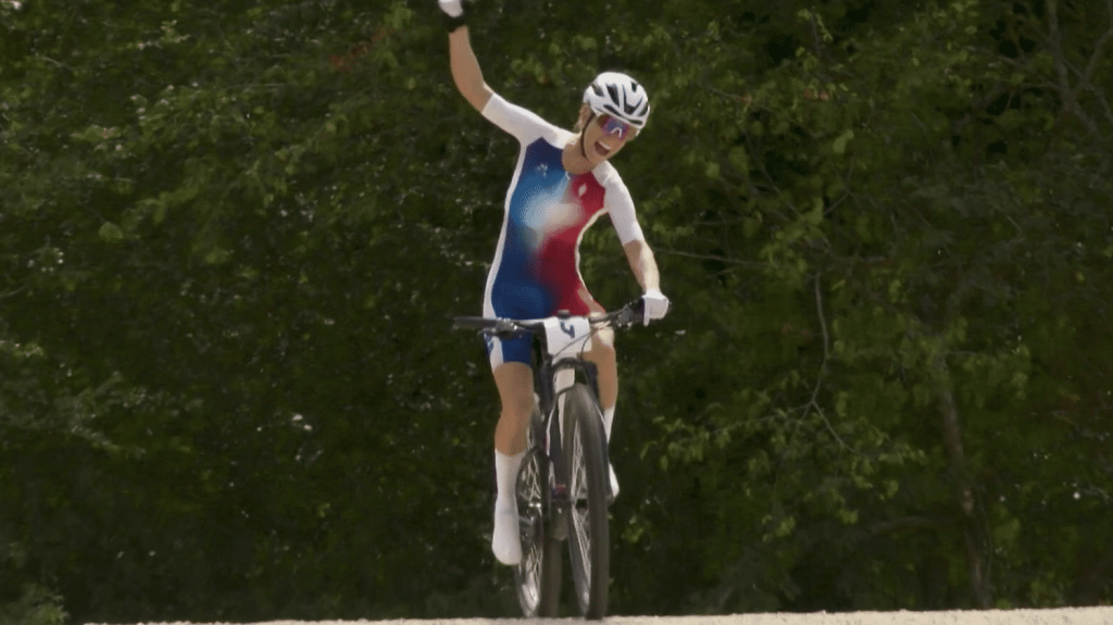Sports féminin : des championnes encore trop méconnues
Malgré leurs exploits aux JO 2024, Clarisse Agbegnenou, Pauline Ferrand-Prévot et Wendy Renard restent méconnues, bien que la médiatisation du sport féminin progresse.
