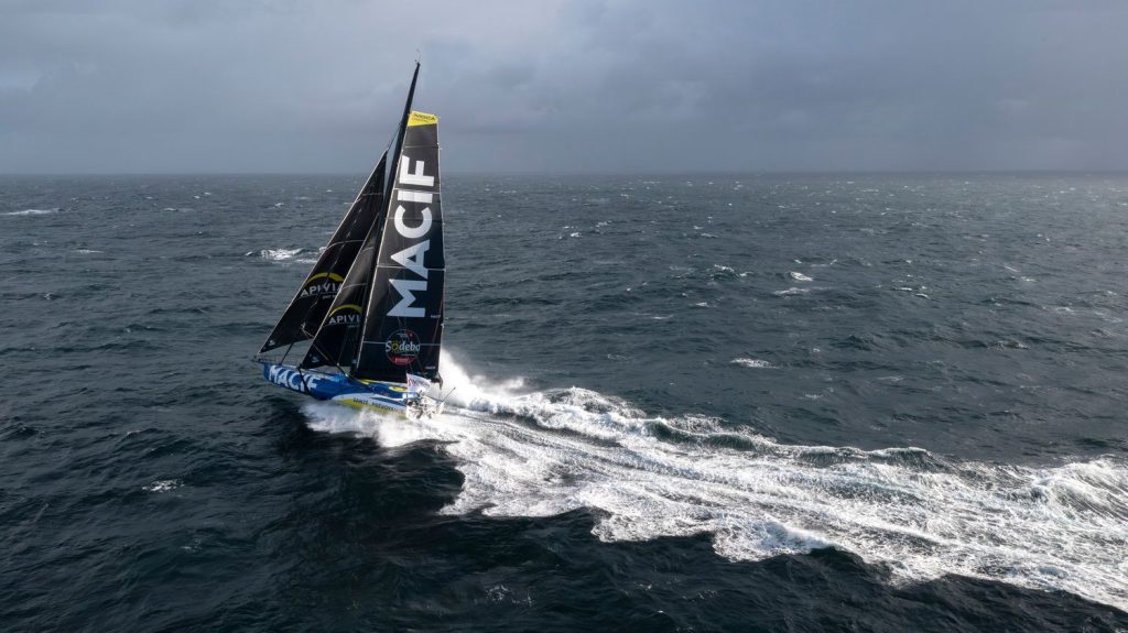 Vendée Globe : Charlie Dalin attendu en vainqueur aux Sables-d'Olonne mardi matin avec un record à la clé
Au pointage de lundi à 7 heures, le skippeur de Macif Santé Prévoyance, leader de la course, n'est plus qu'à 200 milles nautiques du passage de la ligne d'arrivée, qu'il devrait couper tôt dans la matinée de mardi.