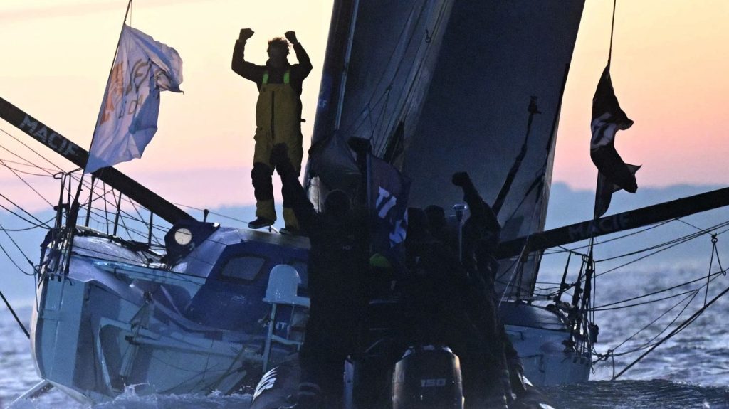 Vendée Globe 2024 : Charlie Dalin remporte la 10e édition et pulvérise le record qui datait de 2017
Le skippeur de Macif-Santé Prévoyance est arrivé aux Sables-d'Olonne, mardi peu après 8h, après 64 jours en mer. Il bat ainsi de près de 10 jours le précédent record qu'avait établi en 2017 Armel Le Cléac'h.