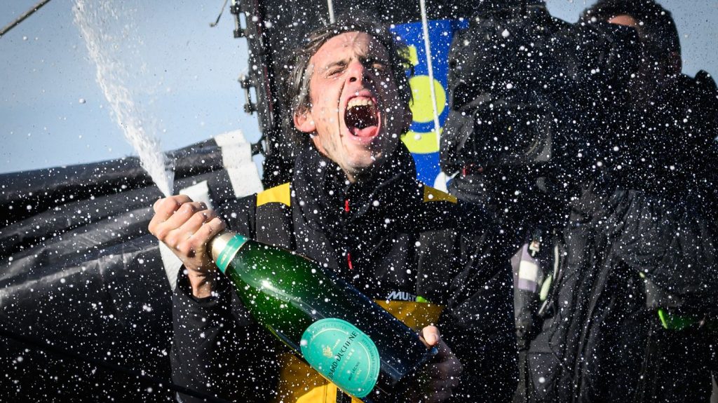 :
Interview
Vendée Globe : "C'est sûrement grâce à ces deux heures et demie qui me manquaient en 2020 que cette victoire est à moi aujourd'hui", confie Charlie Dalin
Le skippeur de Macif-Santé Prévoyance est arrivé aux Sables-d'Olonne, mardi peu après 8h, après 64 jours en mer.