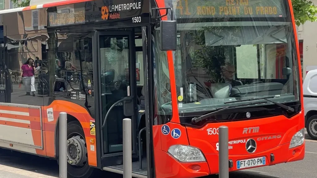 À Marseille, un conducteur de bus grièvement blessé à coups de batte de baseball par un voyageur à qui il avait demandé de ne pas fumer
Les chauffeurs marseillais exercent leur droit de retrait, le trafic est interrompu jeudi soir.
