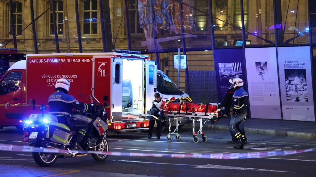Une collision entre deux tramways à Strasbourg a fait au moins 36 blessés, selon un nouveau bilan du ministre des Transports
Pour l'heure, les circonstances de cet accident qui a eu lieu samedi après-midi au niveau de l'arrêt de la gare de la ville, sont encore floues.