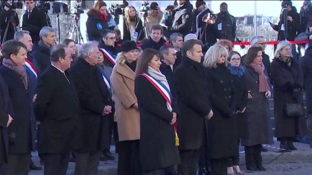 Attentats de janvier 2015 : une journée d'hommages
Il y a dix ans, deux attentats ont touché la France : un dans les locaux de Charlie Hebdo, l’autre dans un Hyper Cacher. Ce mardi 7 janvier, une commémoration a eu lieu à Paris afin de rendre hommage aux victimes et, en province, les hommages se multiplient.